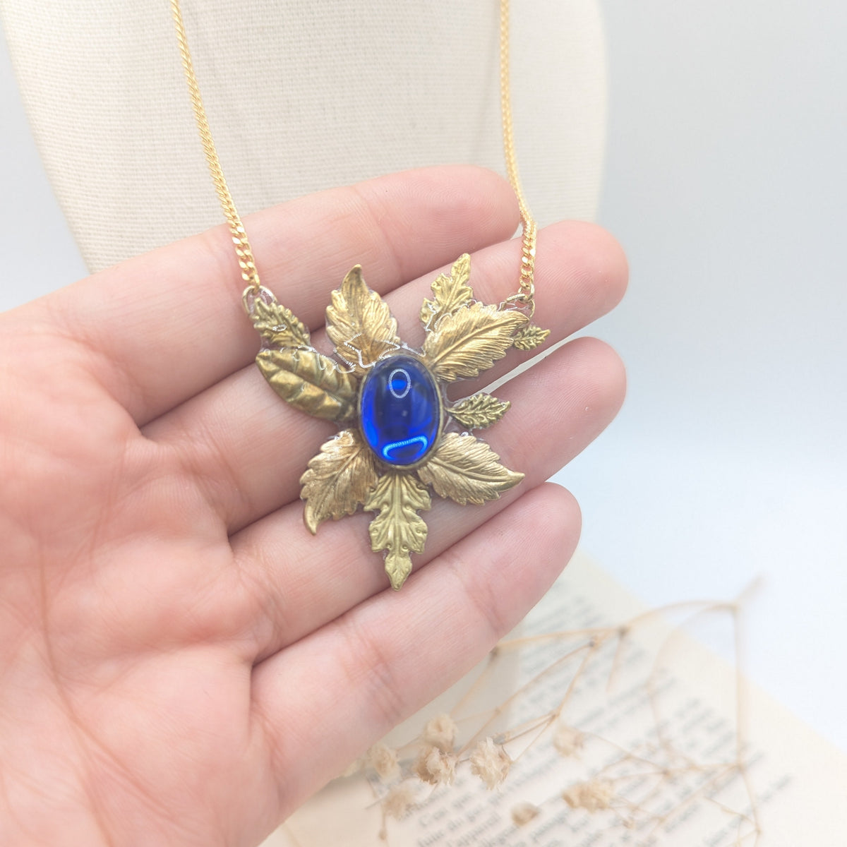collier en verre de murano et feuille esprit féérique et  art nouveau