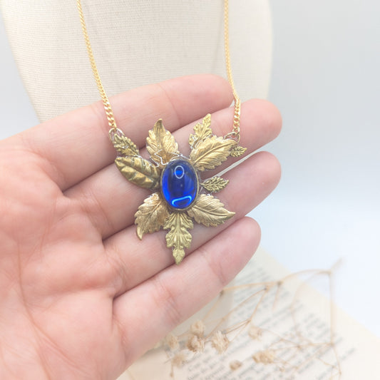 collier en verre de murano et feuille esprit féérique et  art nouveau