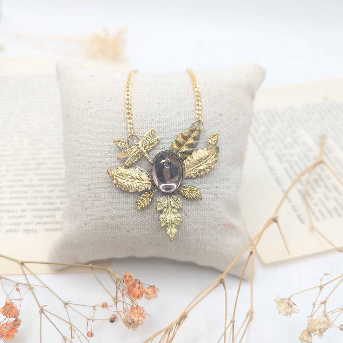 collier en verre de murano et feuille esprit féérique et  art nouveau
