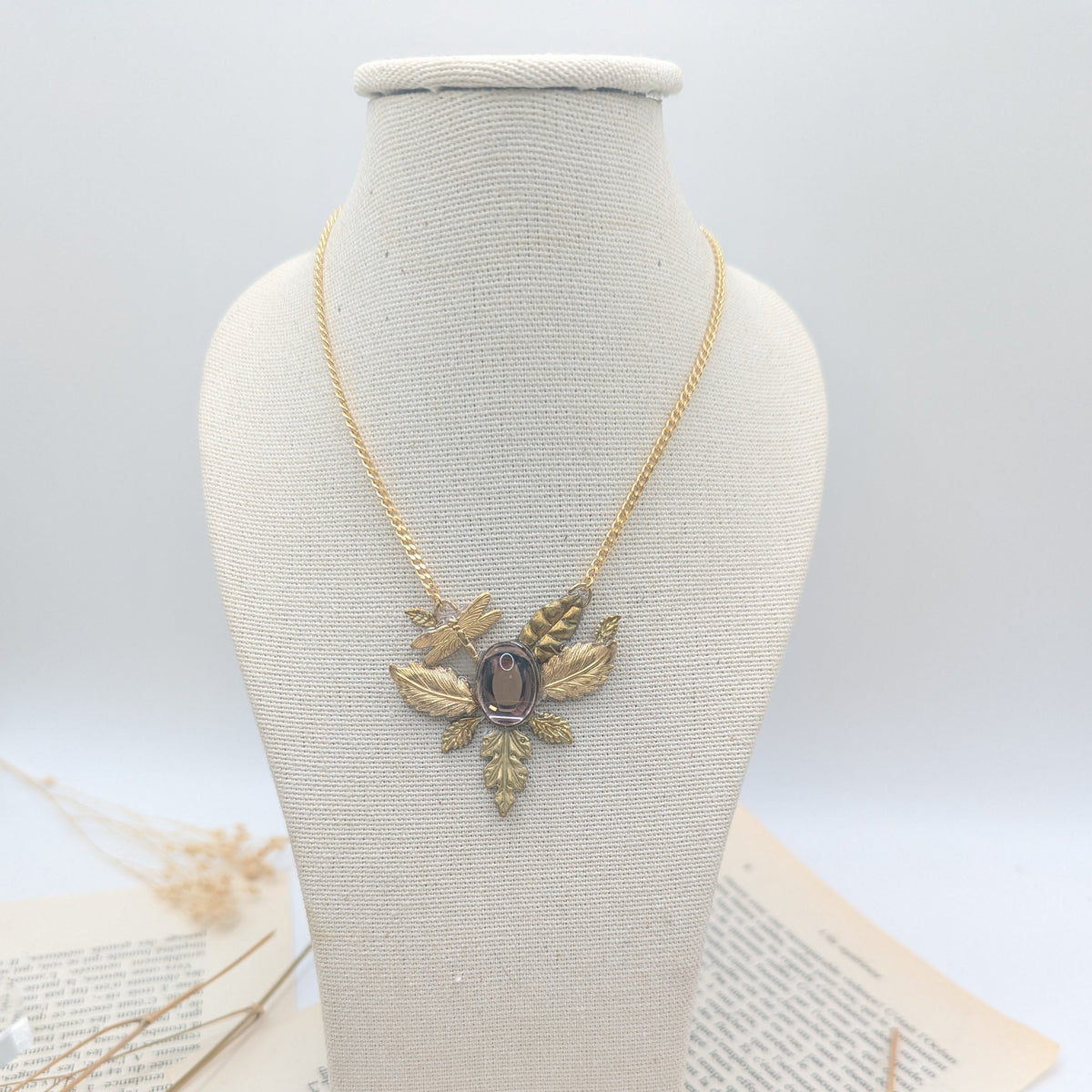 collier en verre de murano et feuille esprit féérique et  art nouveau