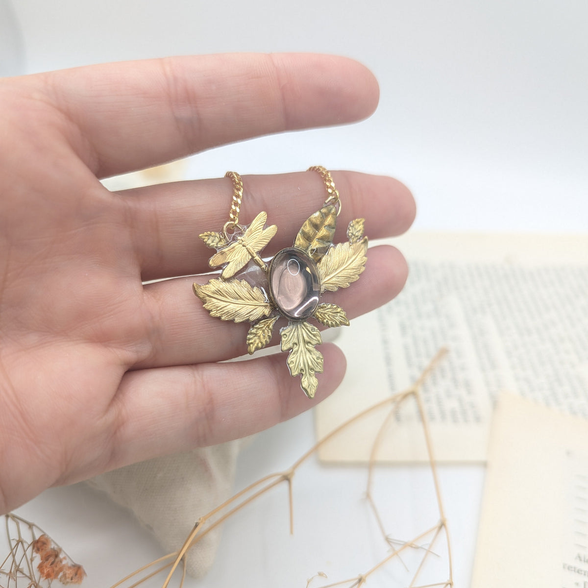 collier en verre de murano et feuille esprit féérique et  art nouveau