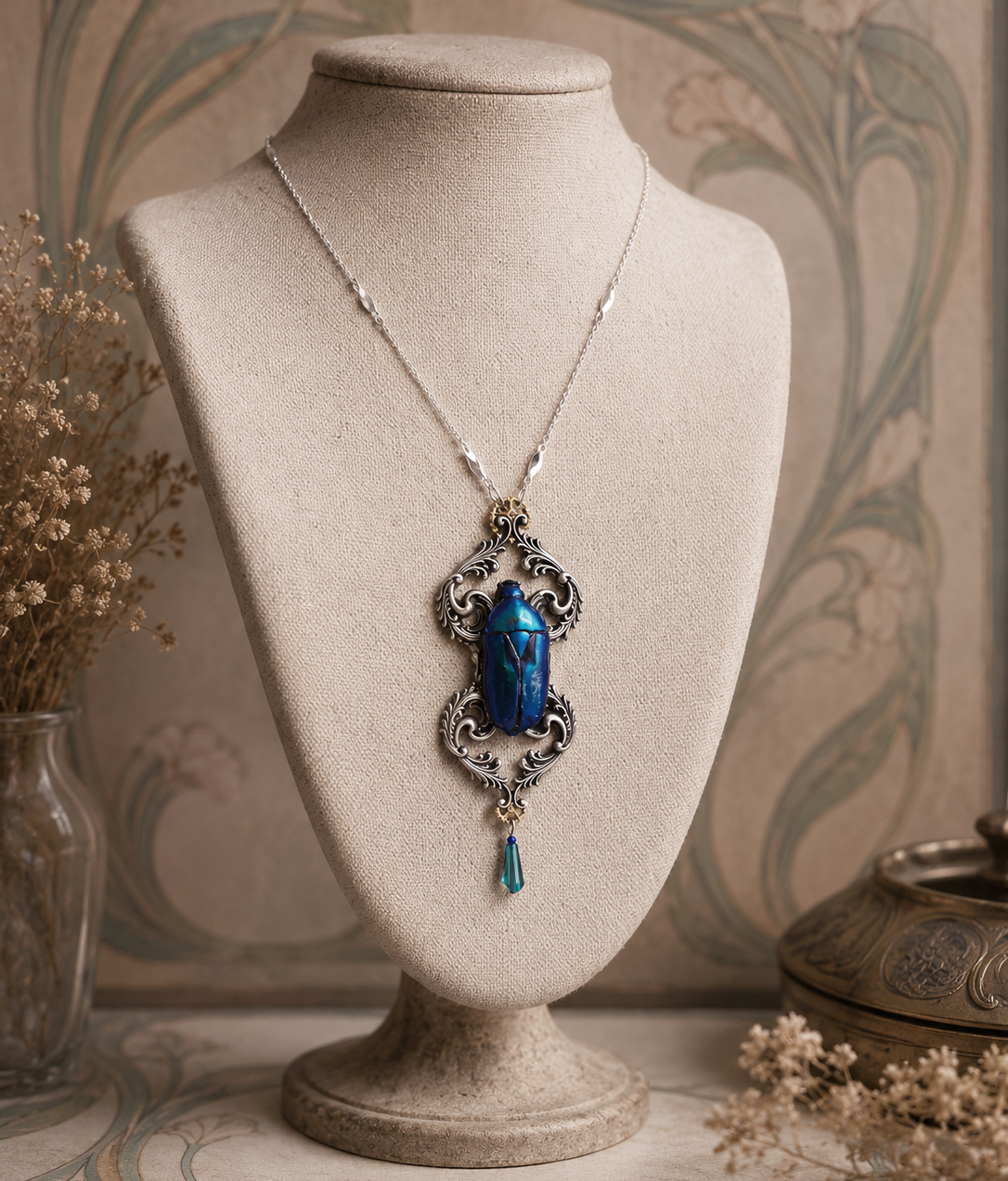 Vue ensemble collier Râ – scarabée bleu & vert, monture dorée | Victorian Rehab