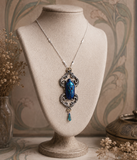 Vue ensemble collier Râ – scarabée bleu & vert, monture dorée | Victorian Rehab