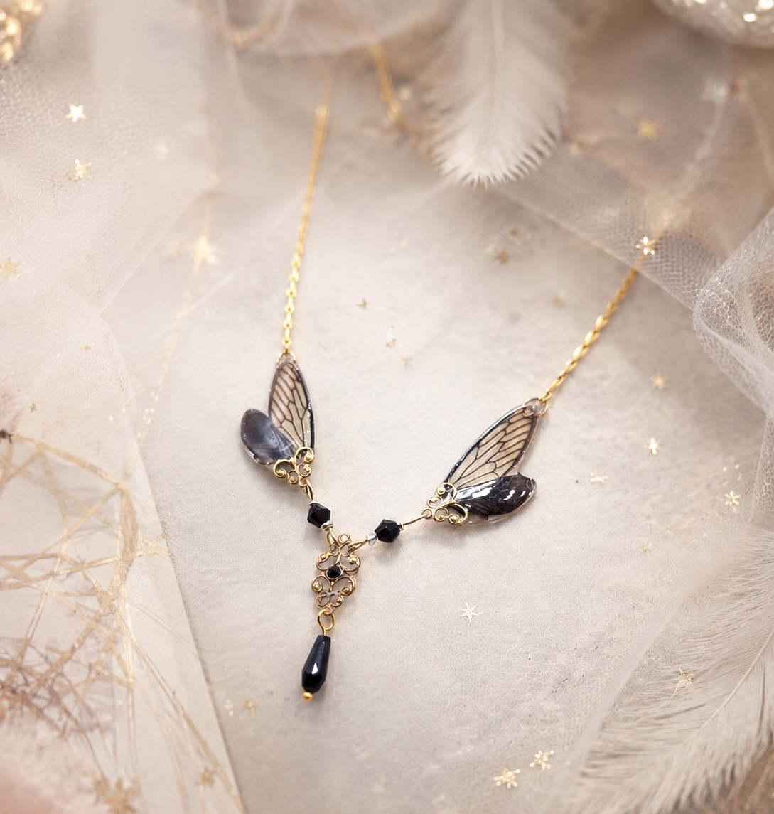 Détail collier Maab – motif vitrail naturel ailes de cigale | Victorian Rehab