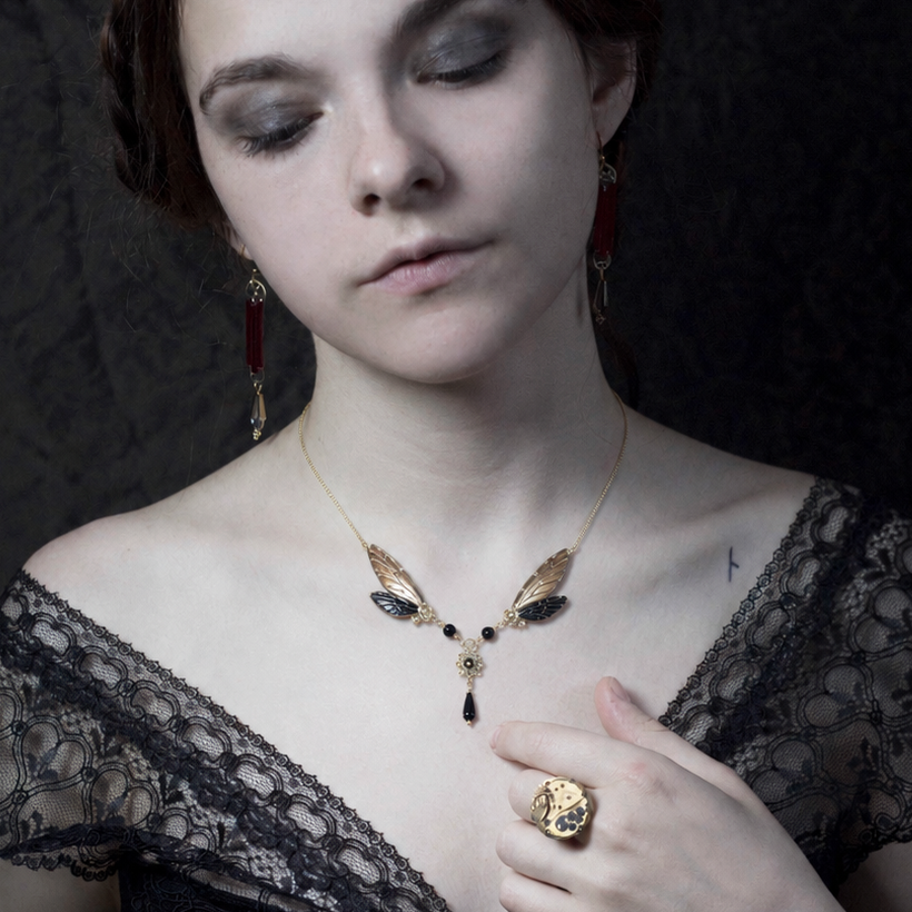 Collier Maab – véritables ailes de cigale huachys noires sur laiton doré | Victorian Rehab
