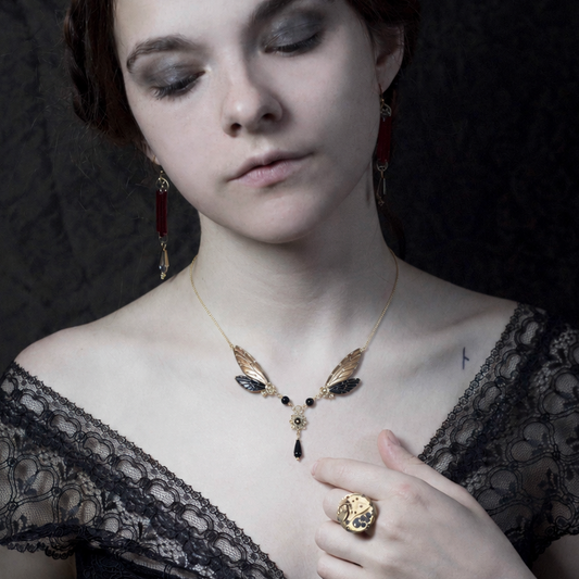Collier Maab – véritables ailes de cigale huachys noires sur laiton doré | Victorian Rehab