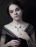 Collier Maab – véritables ailes de cigale huachys noires sur laiton doré | Victorian Rehab
