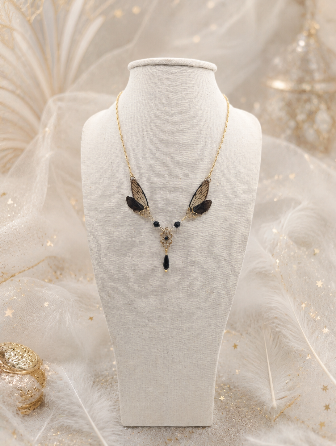 Collier Maab porté – bijou féérique ailes de cigale noires fait main | Victorian Rehab