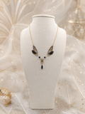 Collier Maab porté – bijou féérique ailes de cigale noires fait main | Victorian Rehab