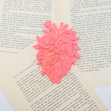Decoration murale coeur anatomique rose fluo
