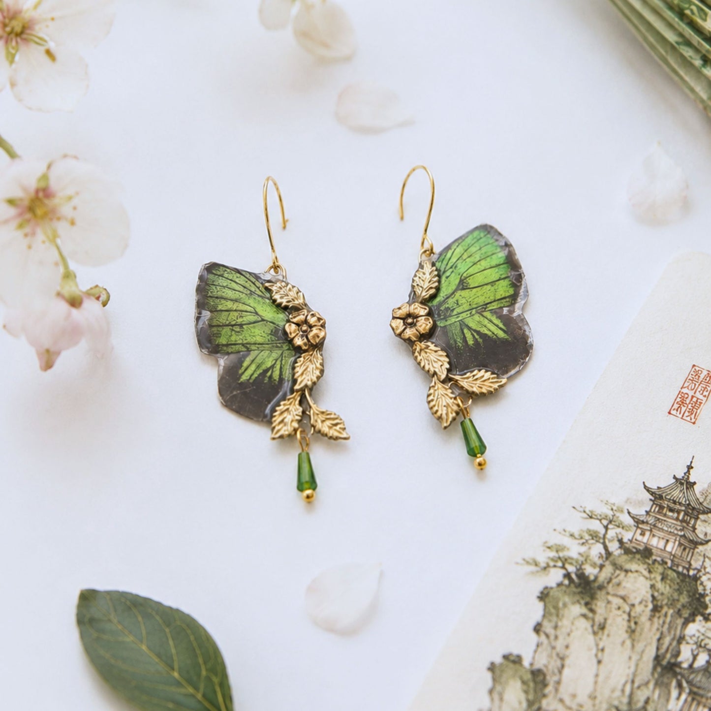 Boucles d'oreille Naturalia papillon Arhopala vert bleu iridescent – Art Nouveau | Victorian Rehab