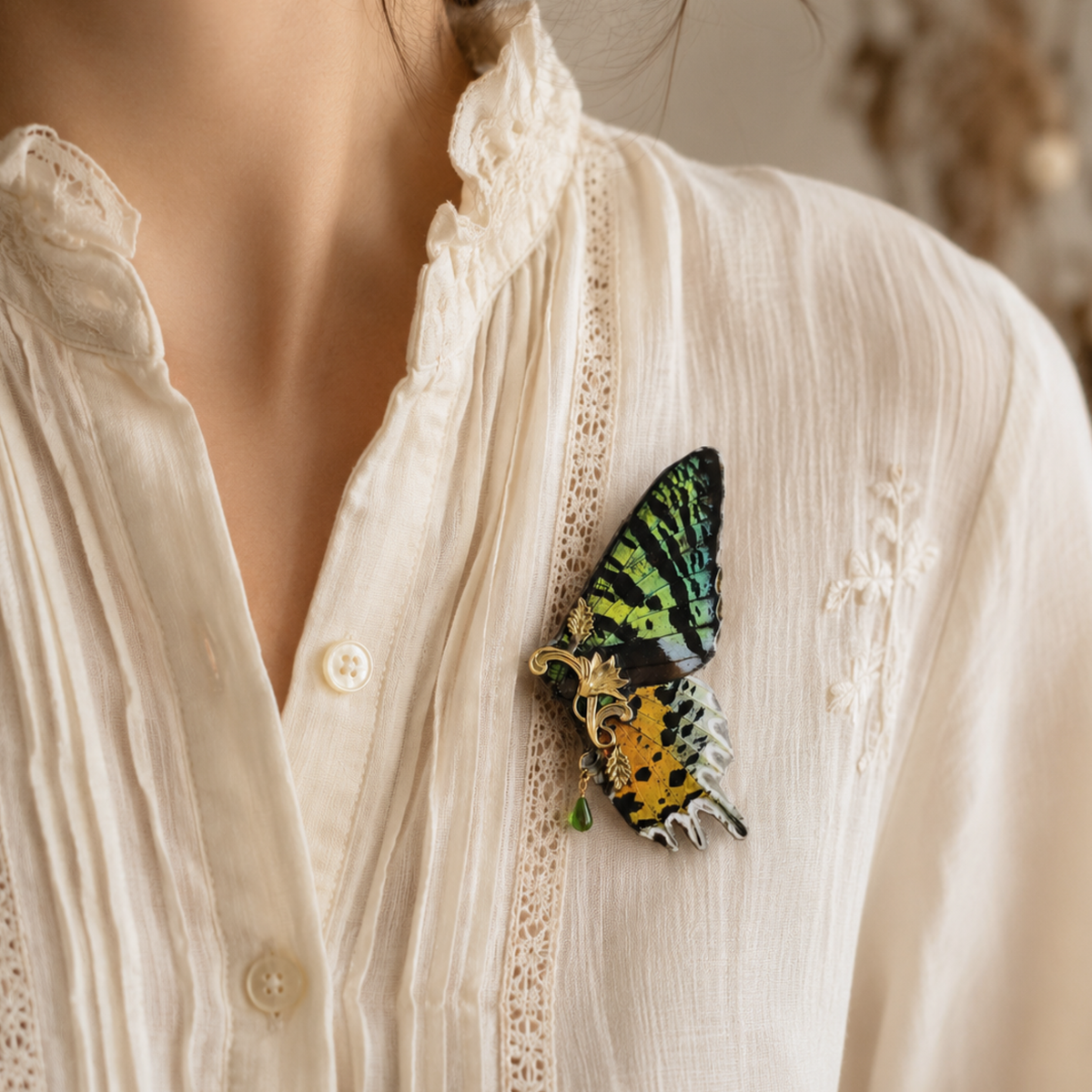 Broche Art Nouveau papillon Sunset Moth portée – bijou fait main Victorian Rehab