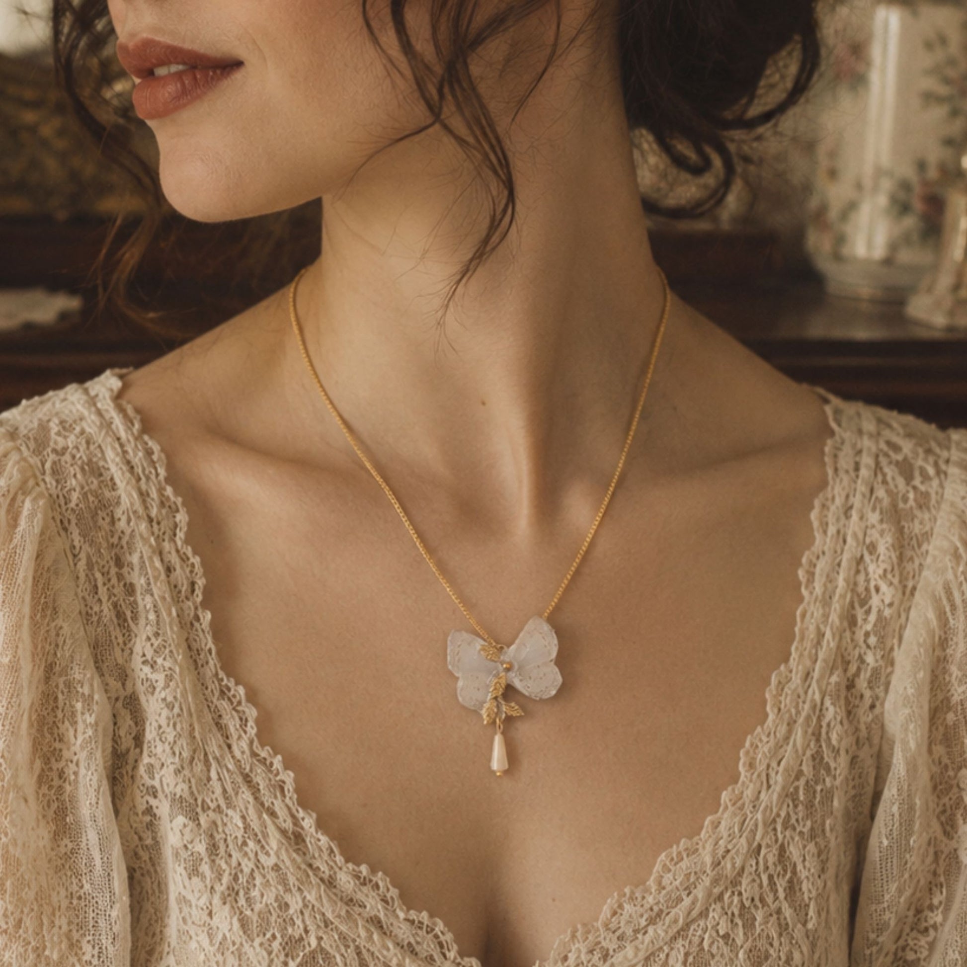 Collier Naturalia papillon nacré porté – bijou Art Nouveau véritable aile Victorian Rehab