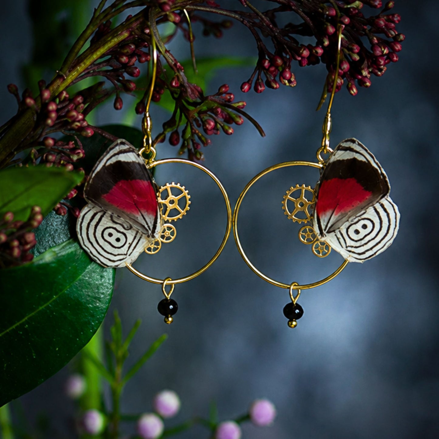 Boucles d'oreille Minimago Double 8 papillon noir blanc rouge – engrenage doré Art Nouveau | Victorian Rehab