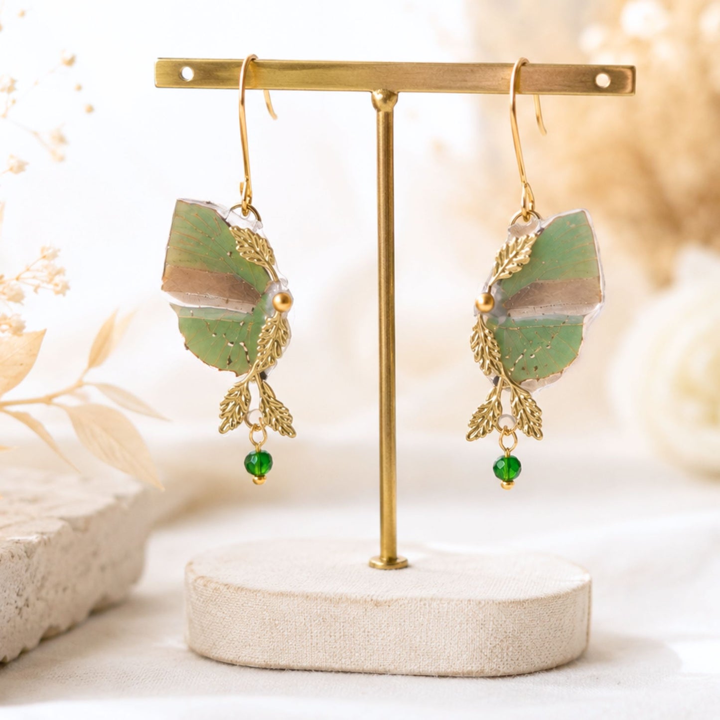 Boucles d'oreille Naturalia vert tilleul portées – bijou Art Nouveau Victorian Rehab