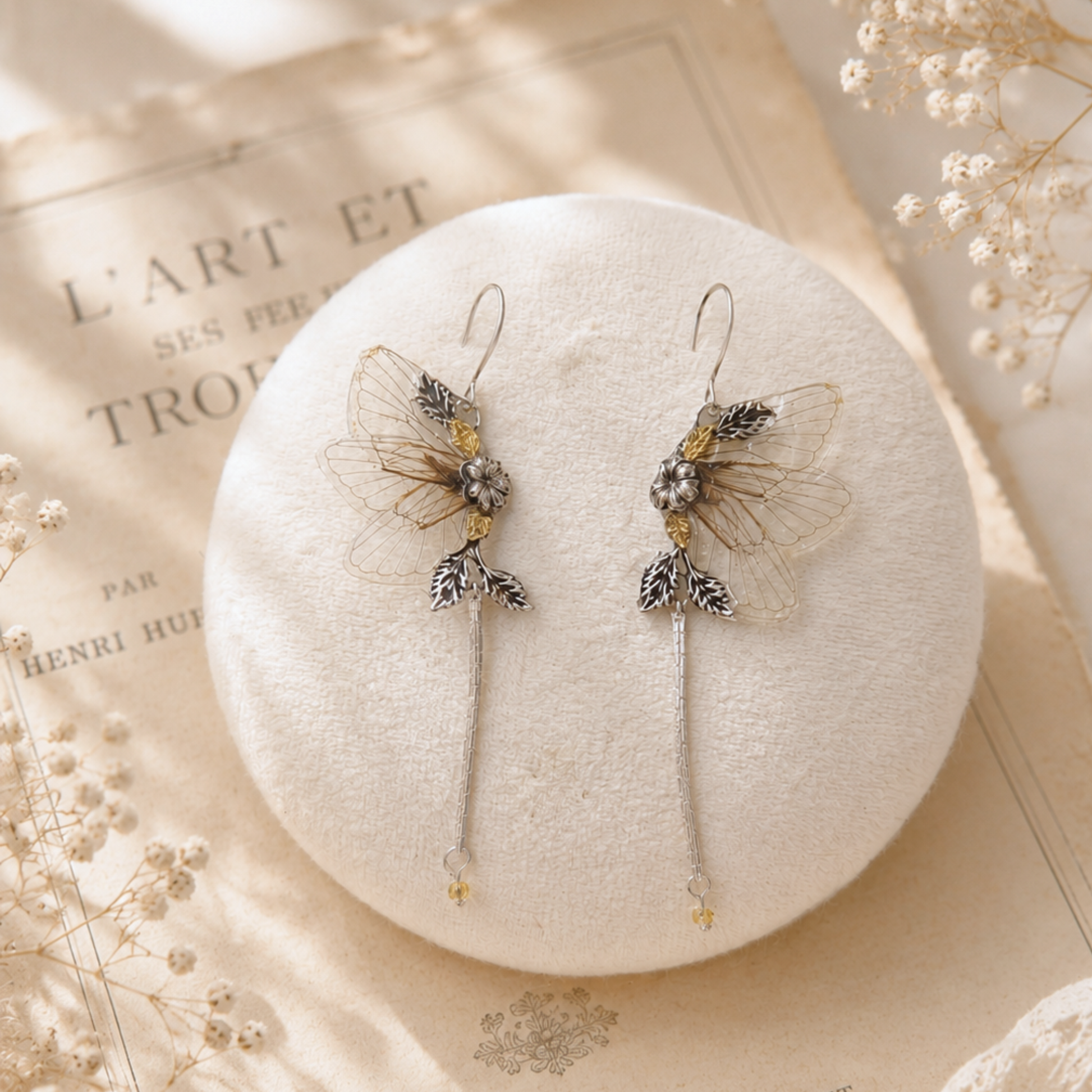 Boucles Ambrosia portées – bijou fairycore éthéré ailes transparentes fait main Victorian Rehab