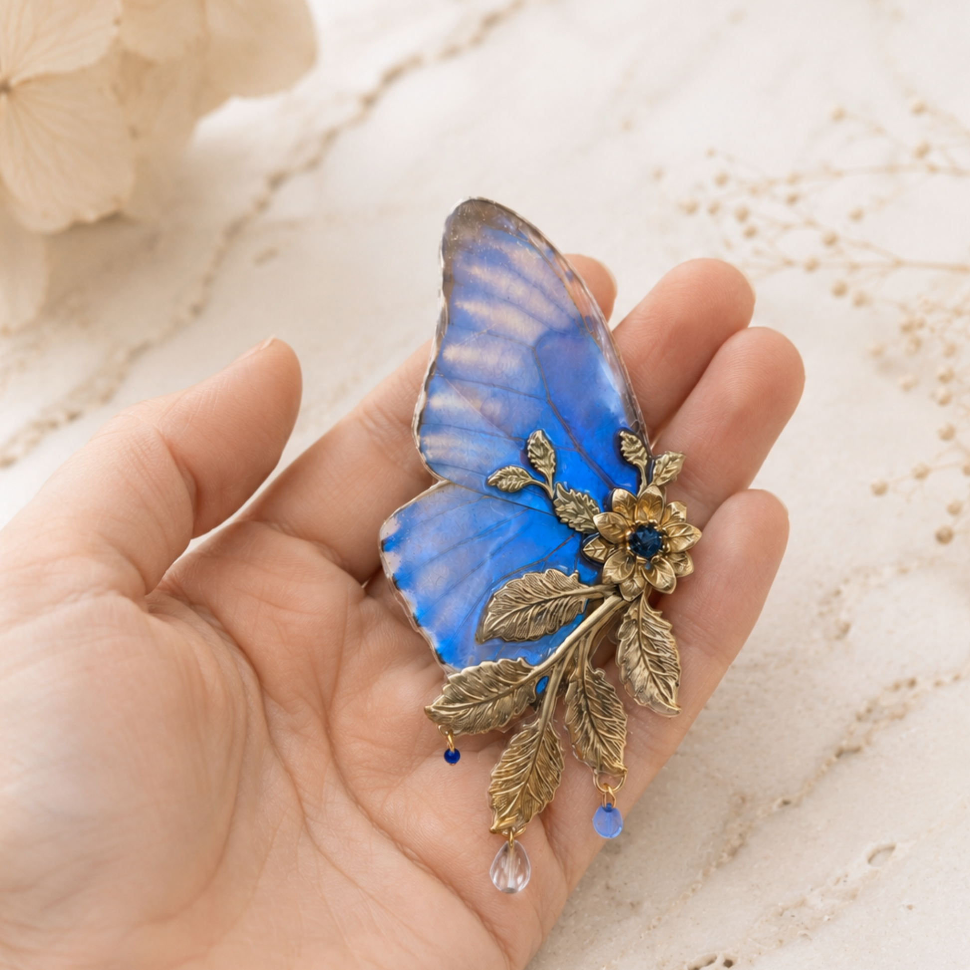 Détail broche Naturalia Morpho – aile de papillon Morpho bleu nacré Victorian Rehab