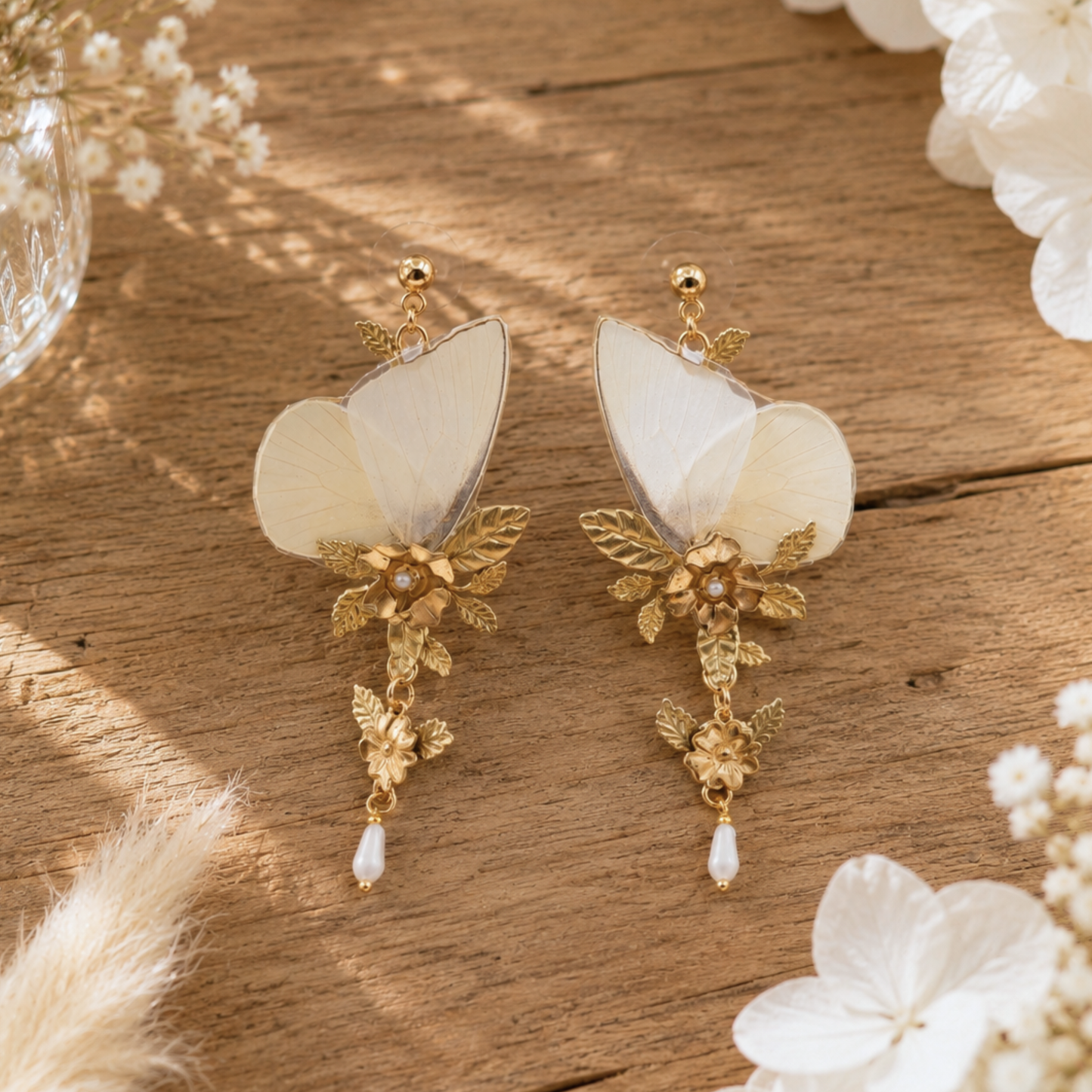 Boucles Loréleï papillon blanc nacré portées – bijou féérique ailes de fée Victorian Rehab