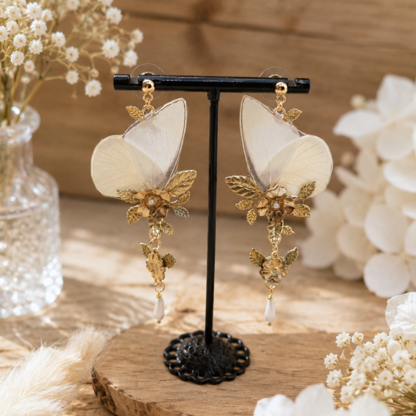 Détail boucles Loréleï – ailes papillon Appias Albina blanc estampes laiton doré Victorian Rehab
