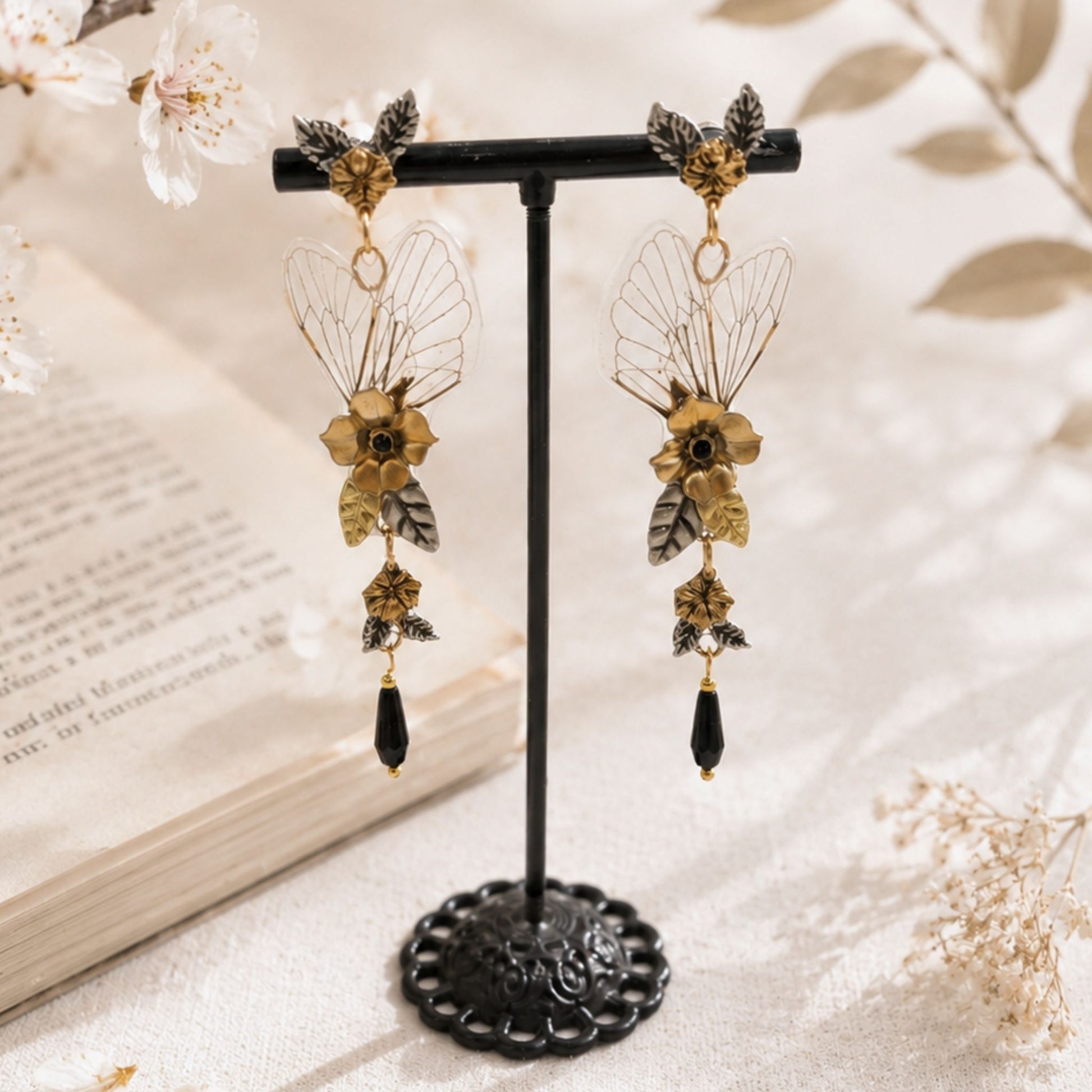 Détail boucles Loréleï – ailes de cigale transparentes nervures vitrail vivant Victorian Rehab