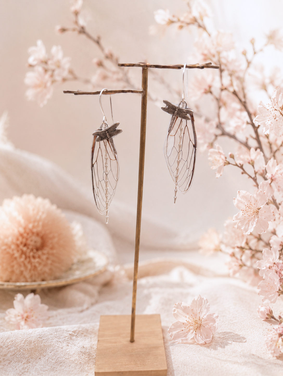 Détail boucles Dragonfly – aile de cigale transparente nervures fines laiton Victorian Rehab