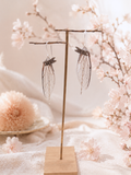Détail boucles Dragonfly – aile de cigale transparente nervures fines laiton Victorian Rehab