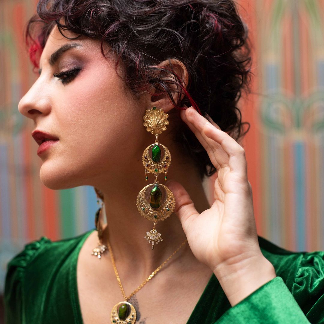 Boucles d'oreille Cantatrice grand modèle – scarabée vert & strass doré | Victorian Rehab