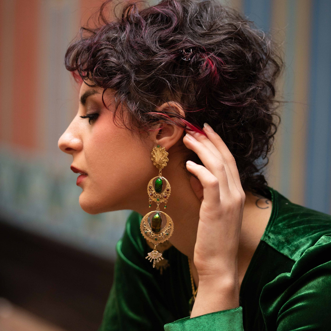 Détail boucles Cantatrice – scarabée iridescent & perles de verre | Victorian Rehab
