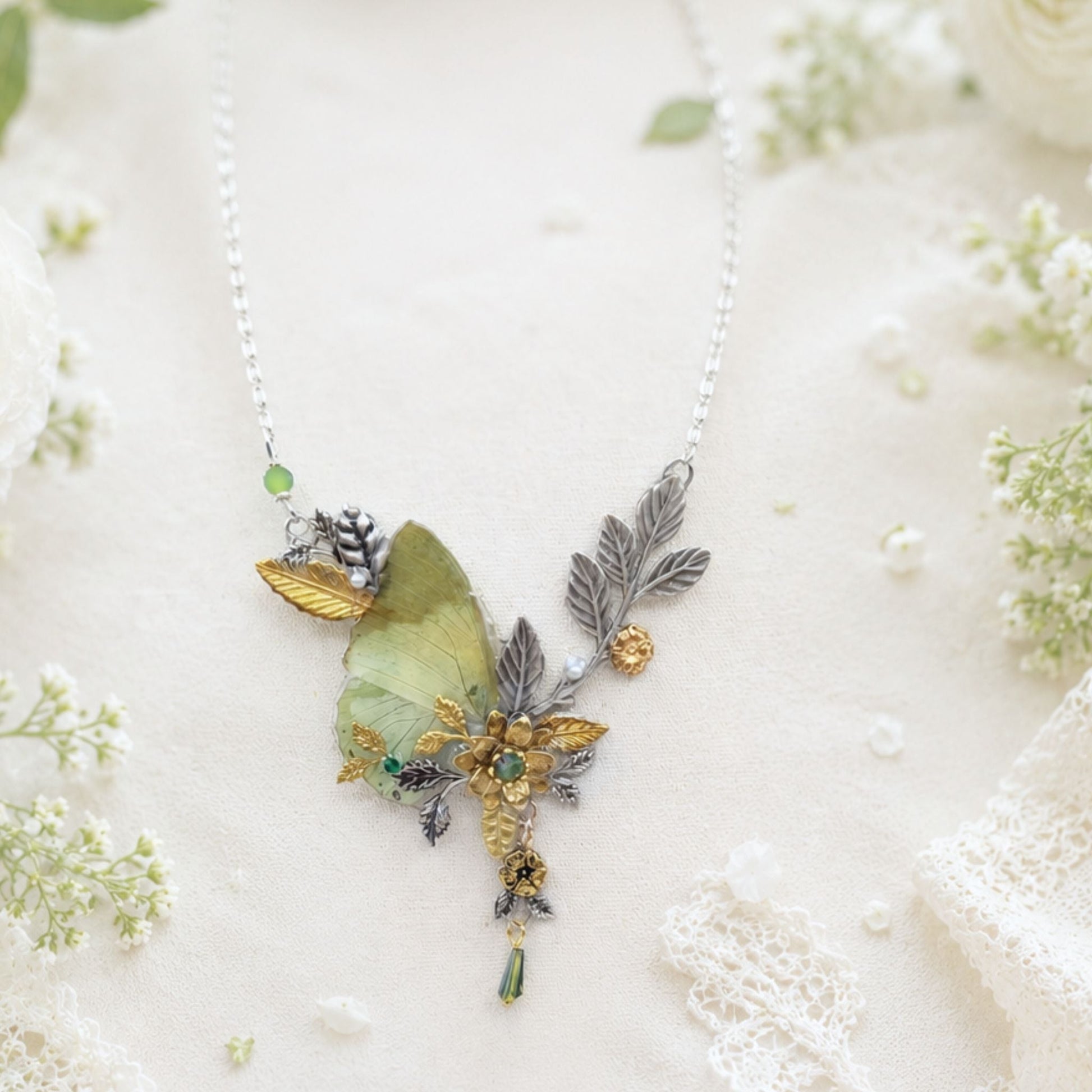Détail aile de papillon Green Charaxe fairycore collier artisanal Victorian Rehab