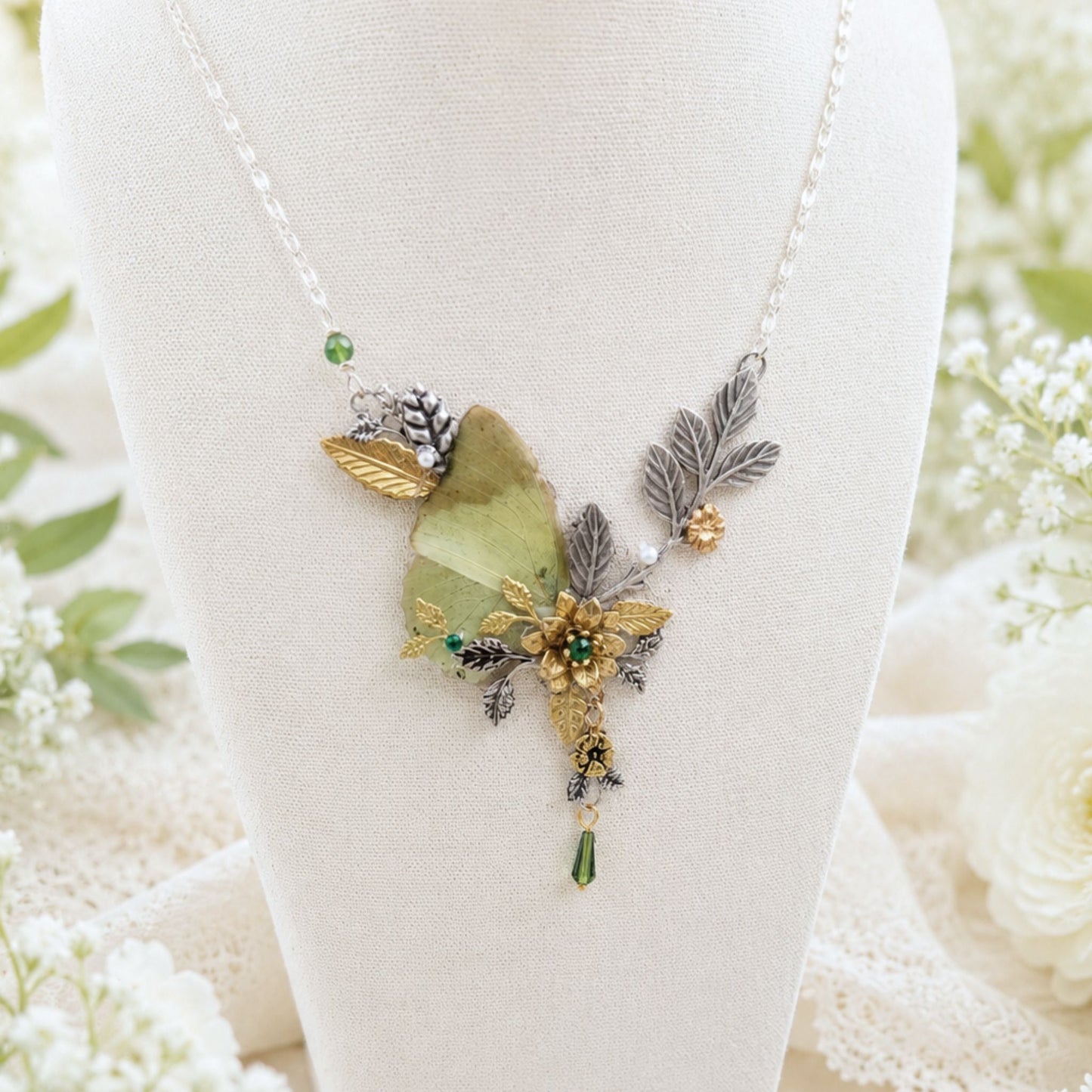 Collier Loreleil porté, bijou naturaliste ailes de fée fait main