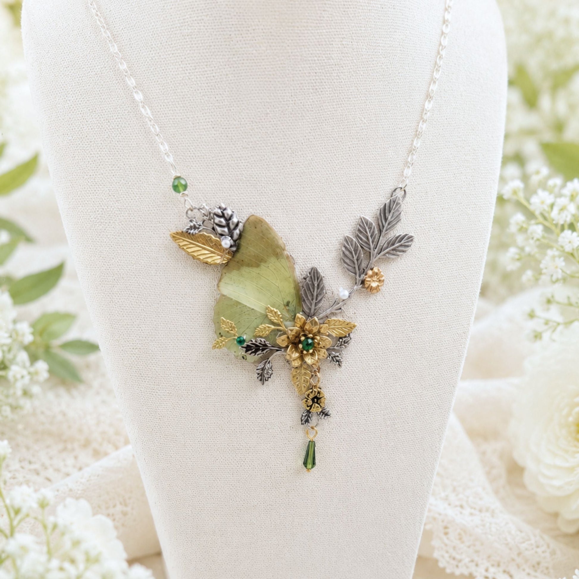Collier Loreleil porté, bijou naturaliste ailes de fée fait main