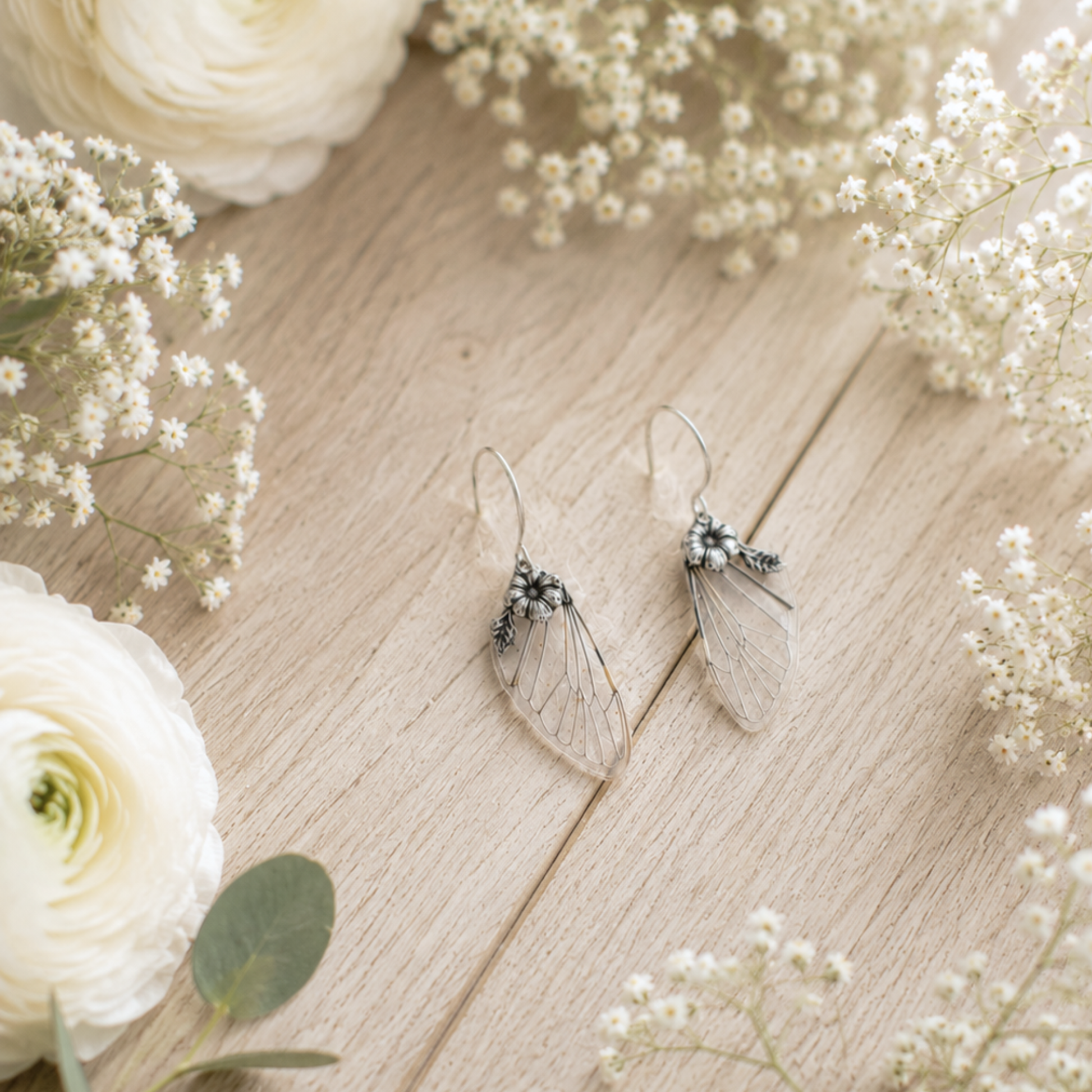 Détail boucles Pixie Fleur – mini aile de cigale transparente fleur laiton Victorian Rehab