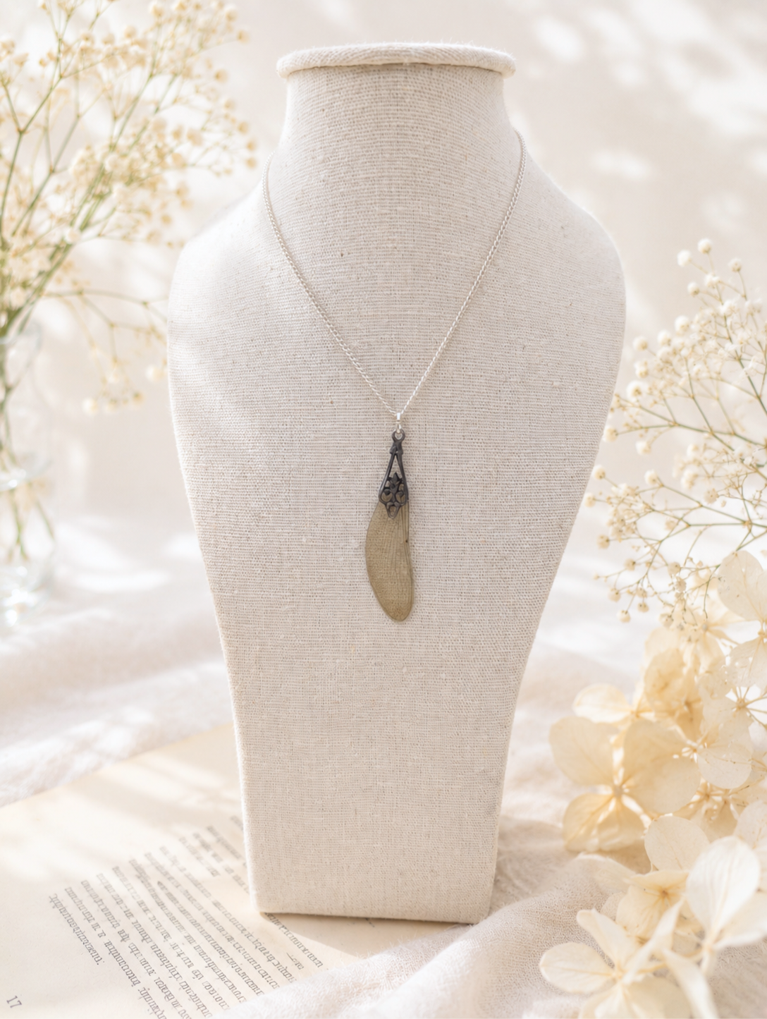 Collier aile de libellule simple porté – bijou minimaliste Art Nouveau Victorian Rehab