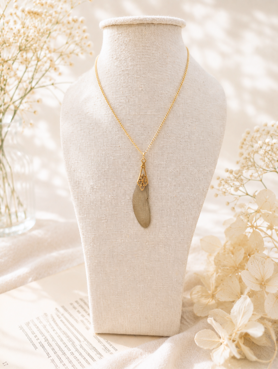 Détail collier aile de libellule transparente – nervures résine fairycore Victorian Rehab