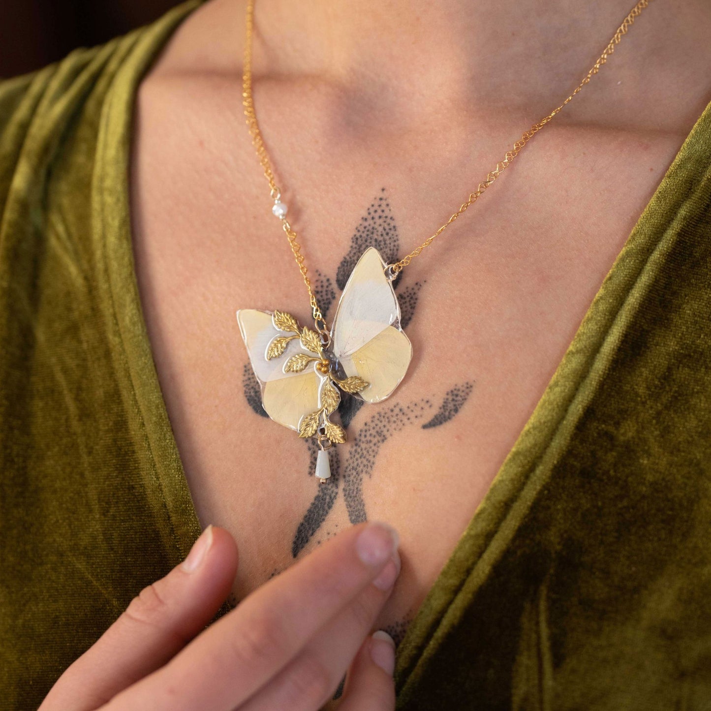 Collier Naturalia papillon Appias Albina blanc – style naturaliste épuré | Victorian Rehab