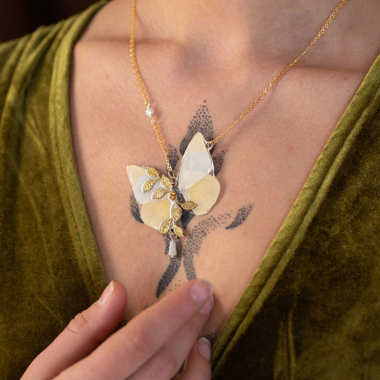 Collier Naturalia papillon Appias Albina blanc – style naturaliste épuré | Victorian Rehab