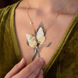 Collier Naturalia papillon Appias Albina blanc – style naturaliste épuré | Victorian Rehab