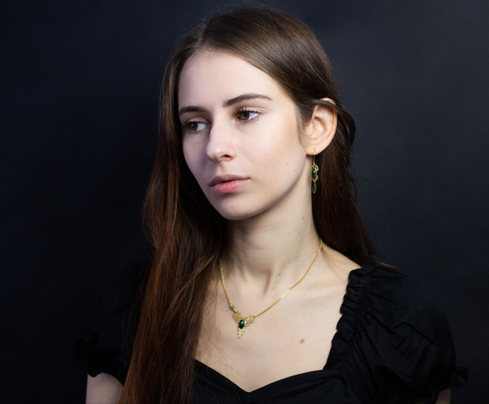 Détail collier Leaf – scarabée vert iridescent & estampe | Victorian Rehab