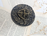 Médaillon coeur sacré ex voto avec ailes d'ange et croix catholique