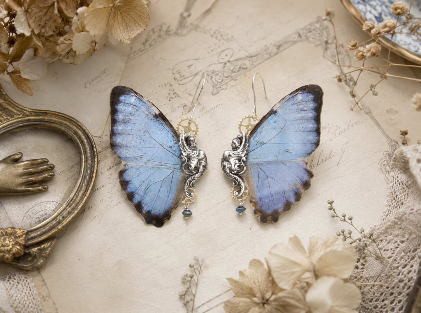 Boucles d'oreille Sphynx Morpho Portis portées – papillon bleu nacré Victorian Rehab