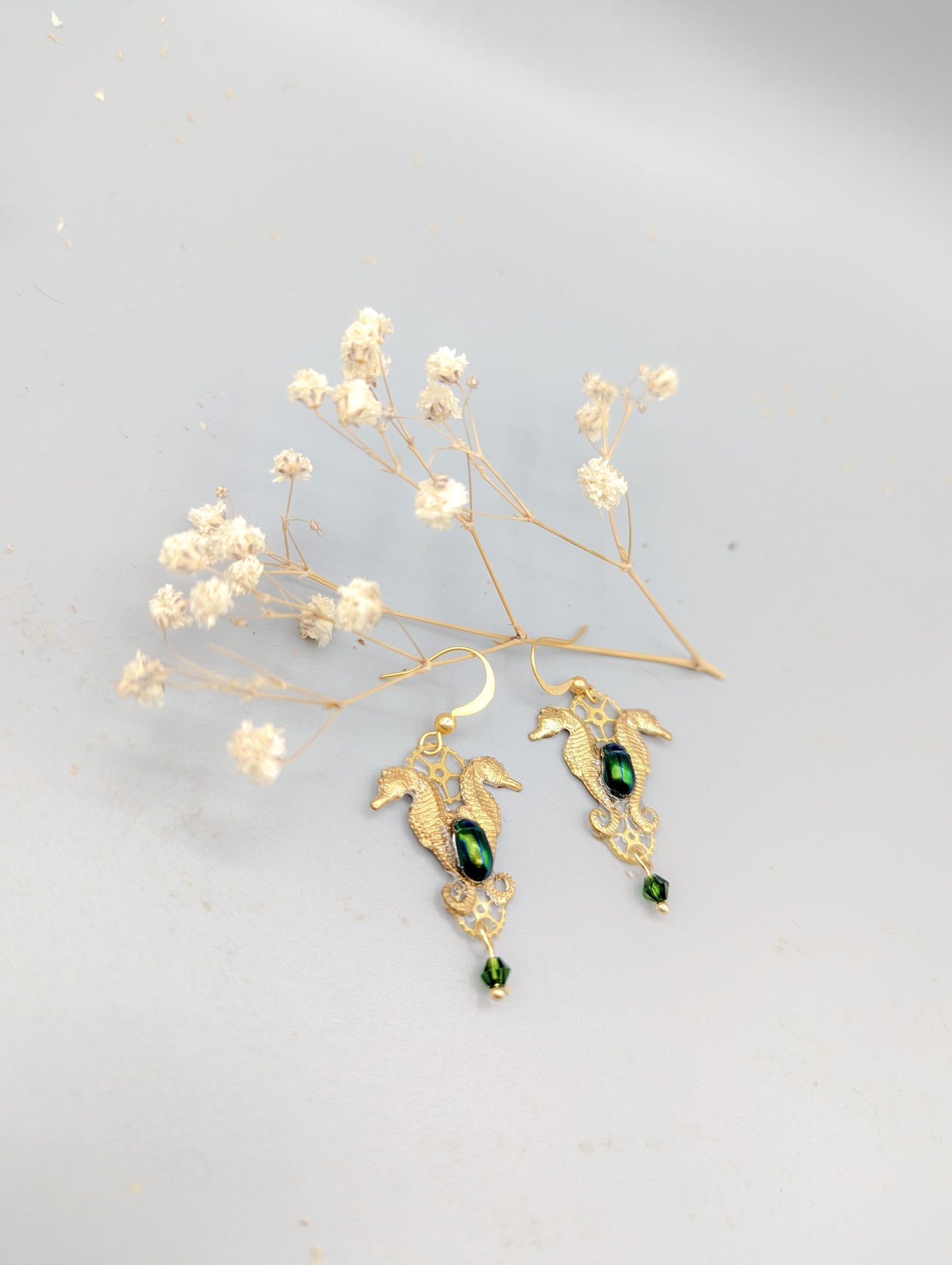 Détail boucles Odyssée – scarabée bleu iridescent & laiton doré | Victorian Rehab