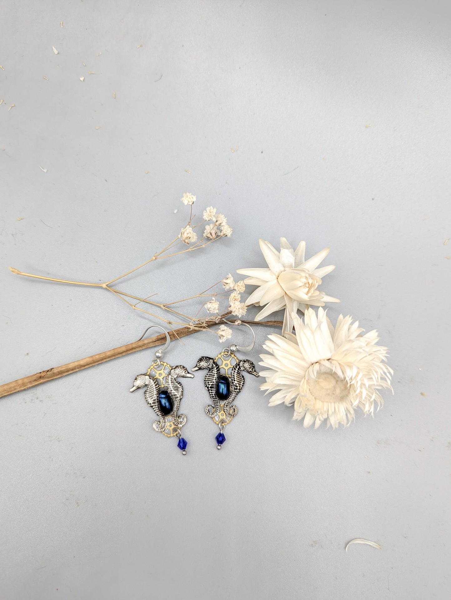 Boucles Odyssée – perles de verre & scarabée vert sur estampe dorée | Victorian Rehab