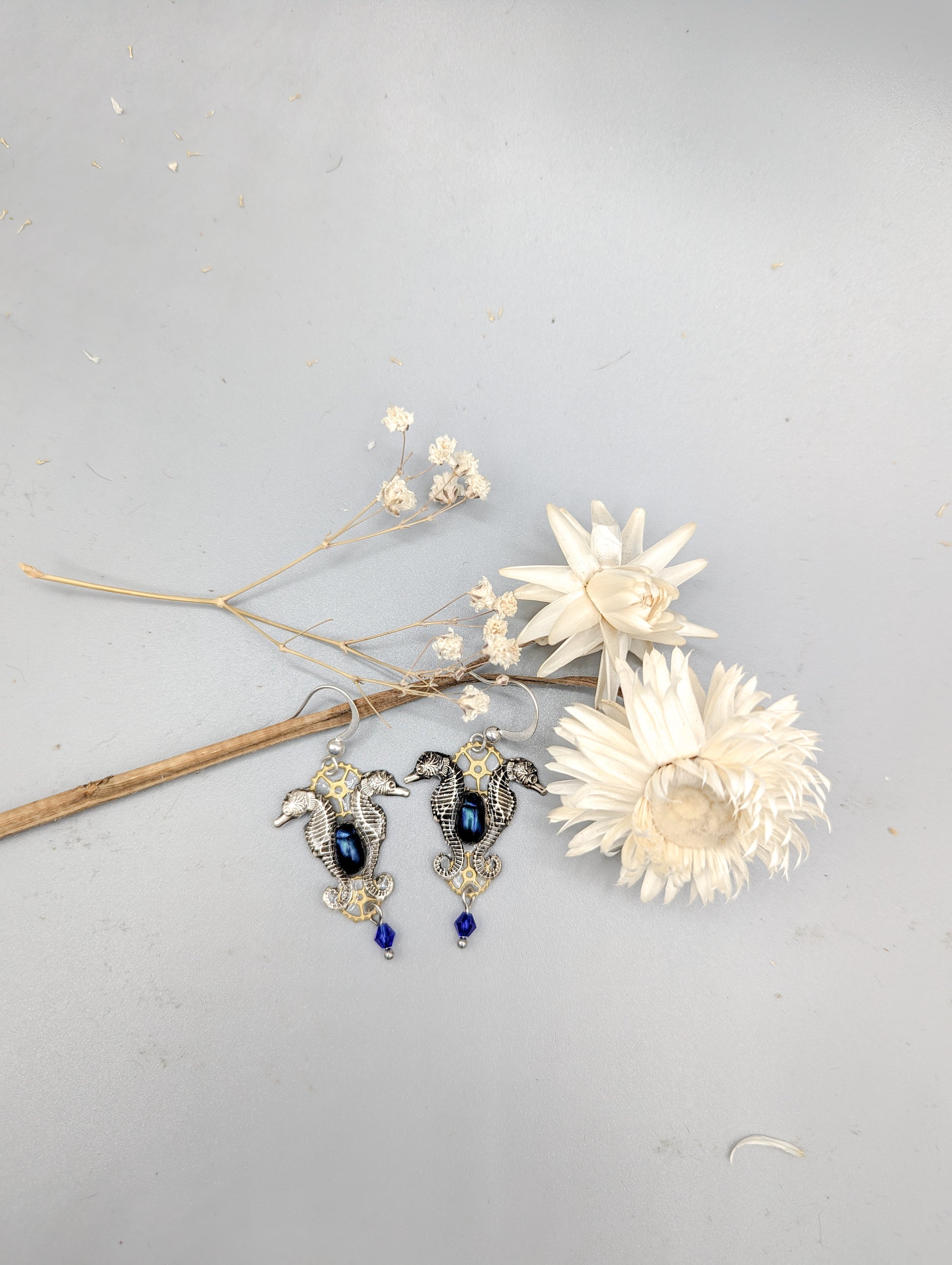 Boucles Odyssée – perles de verre & scarabée vert sur estampe dorée | Victorian Rehab
