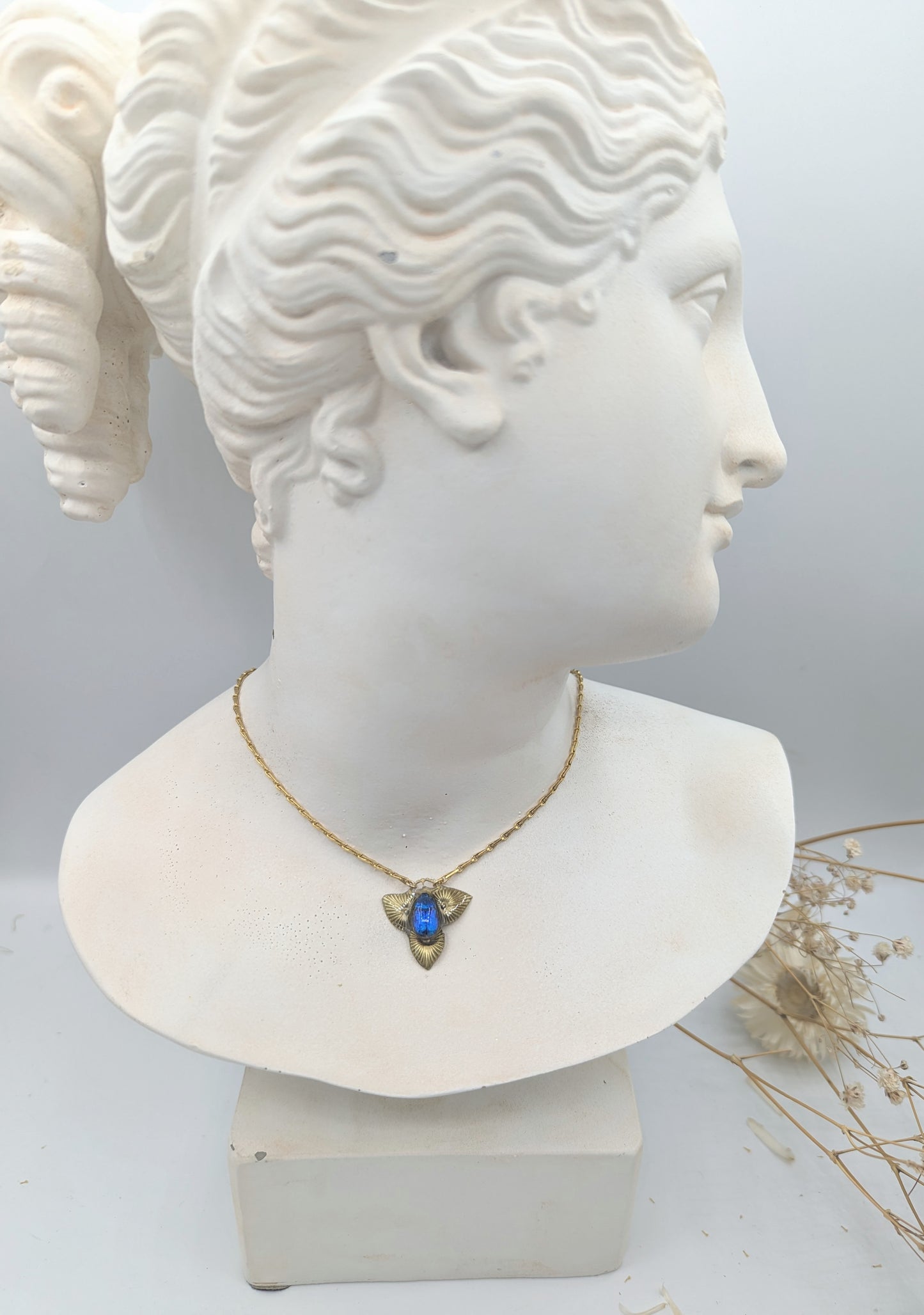 Collier Maat scarabée bleu – bijou minimaliste Égypte antique | Victorian Rehab