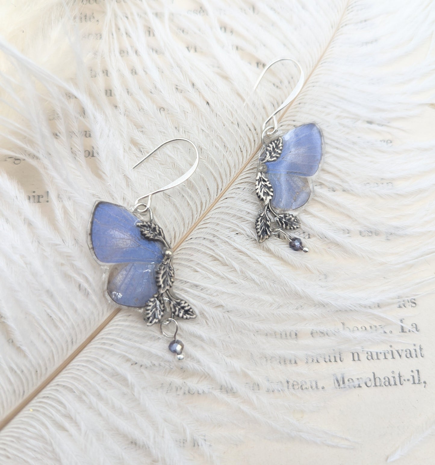 Boucles d'oreille Naturalia papillon lavande portées – bijou naturaliste Victorian Rehab