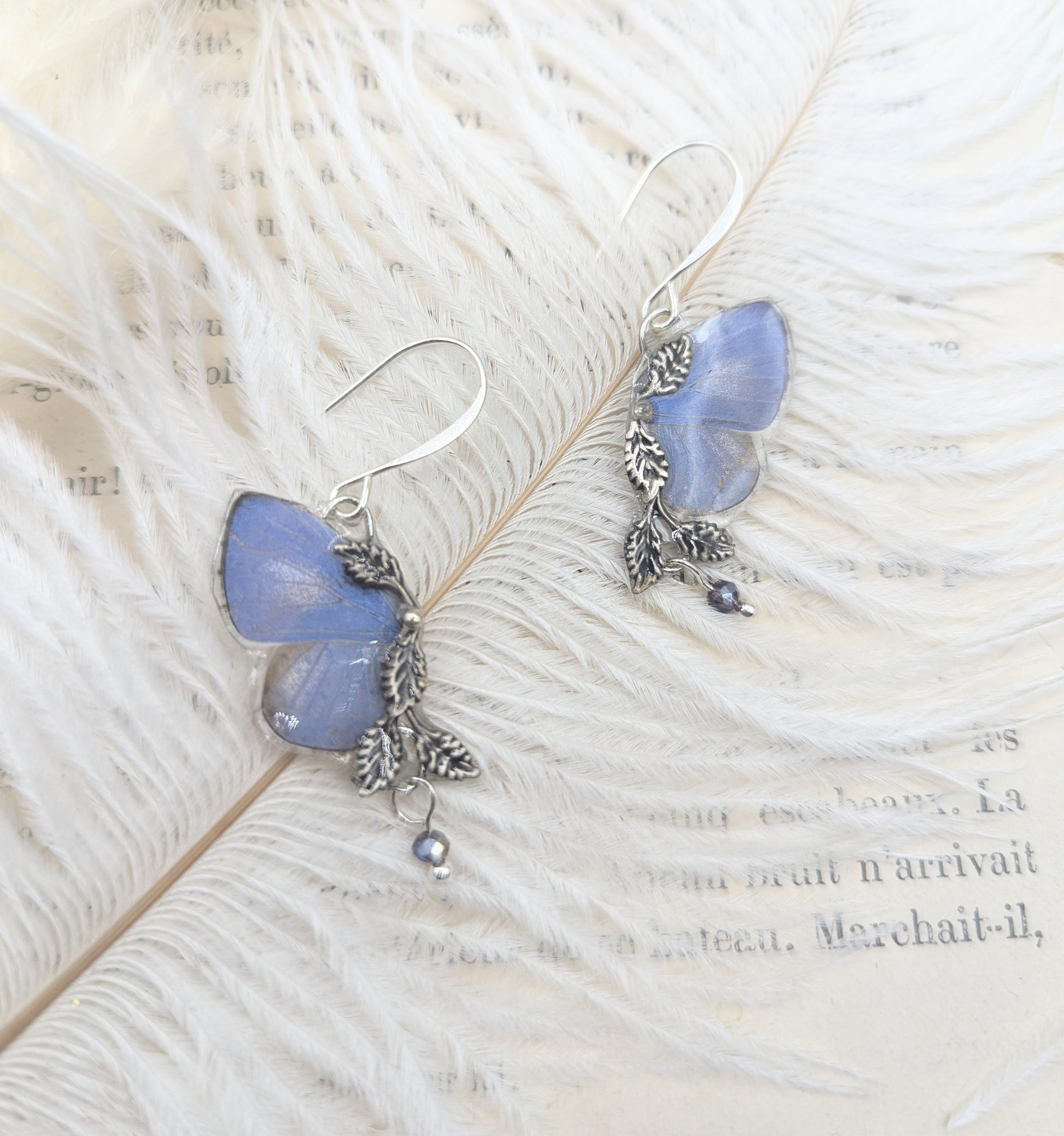 Boucles d'oreille Naturalia papillon lavande portées – bijou naturaliste Victorian Rehab