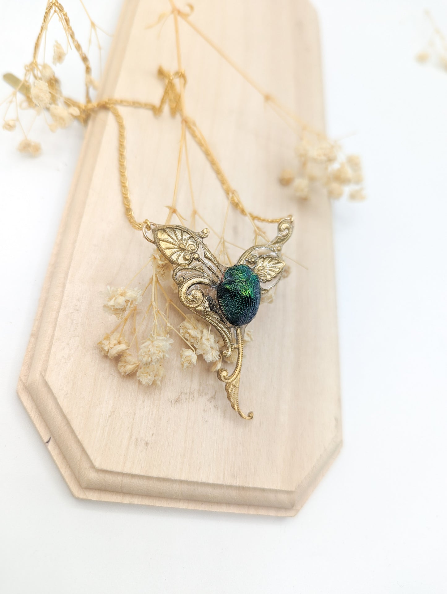 Collier Art Nouveau scarabée porté – grand format laiton doré | Victorian Rehab