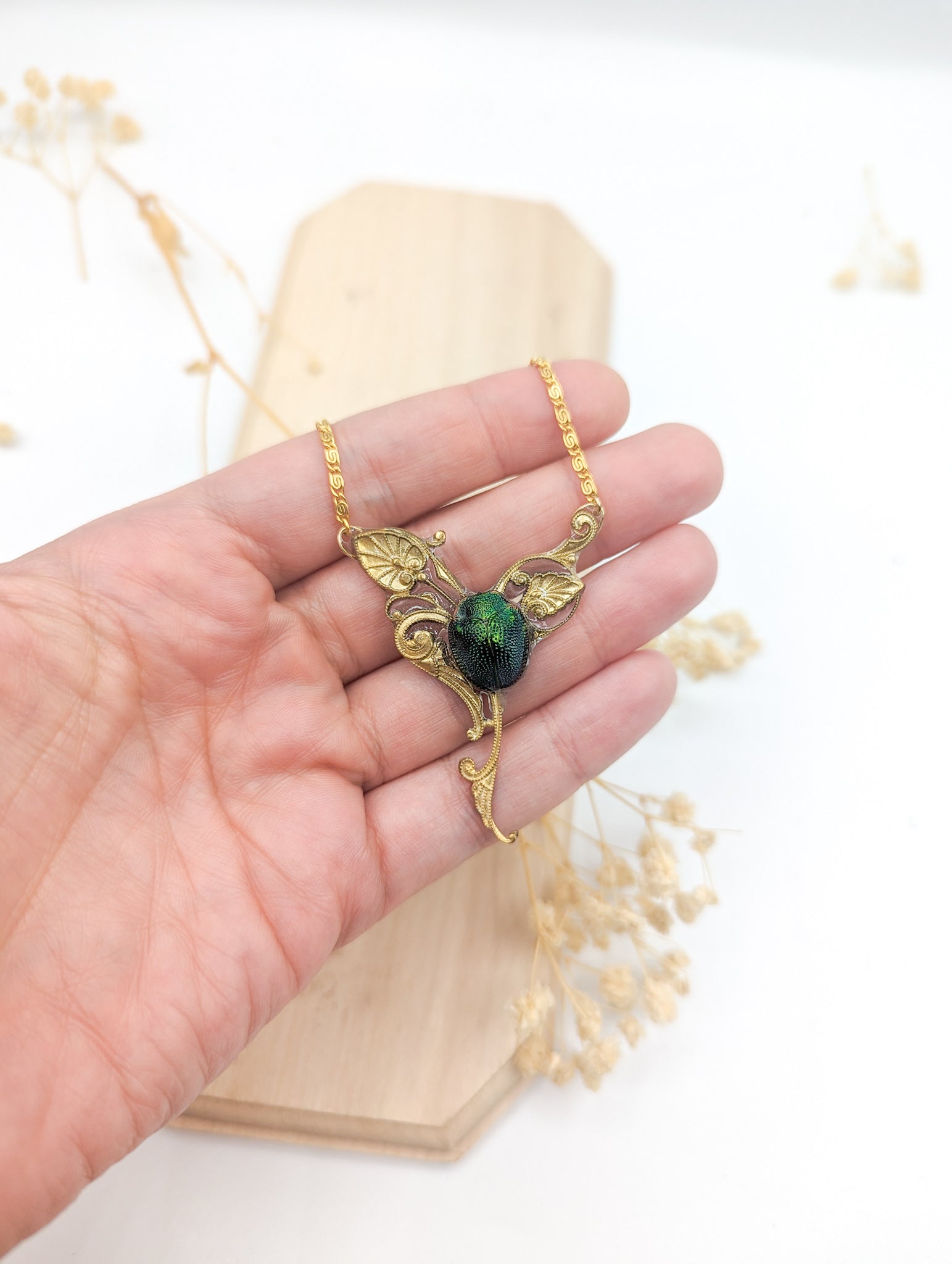 Détail collier scarabée Art Nouveau – estampe dorée & scarabée vert iridescent | Victorian Rehab