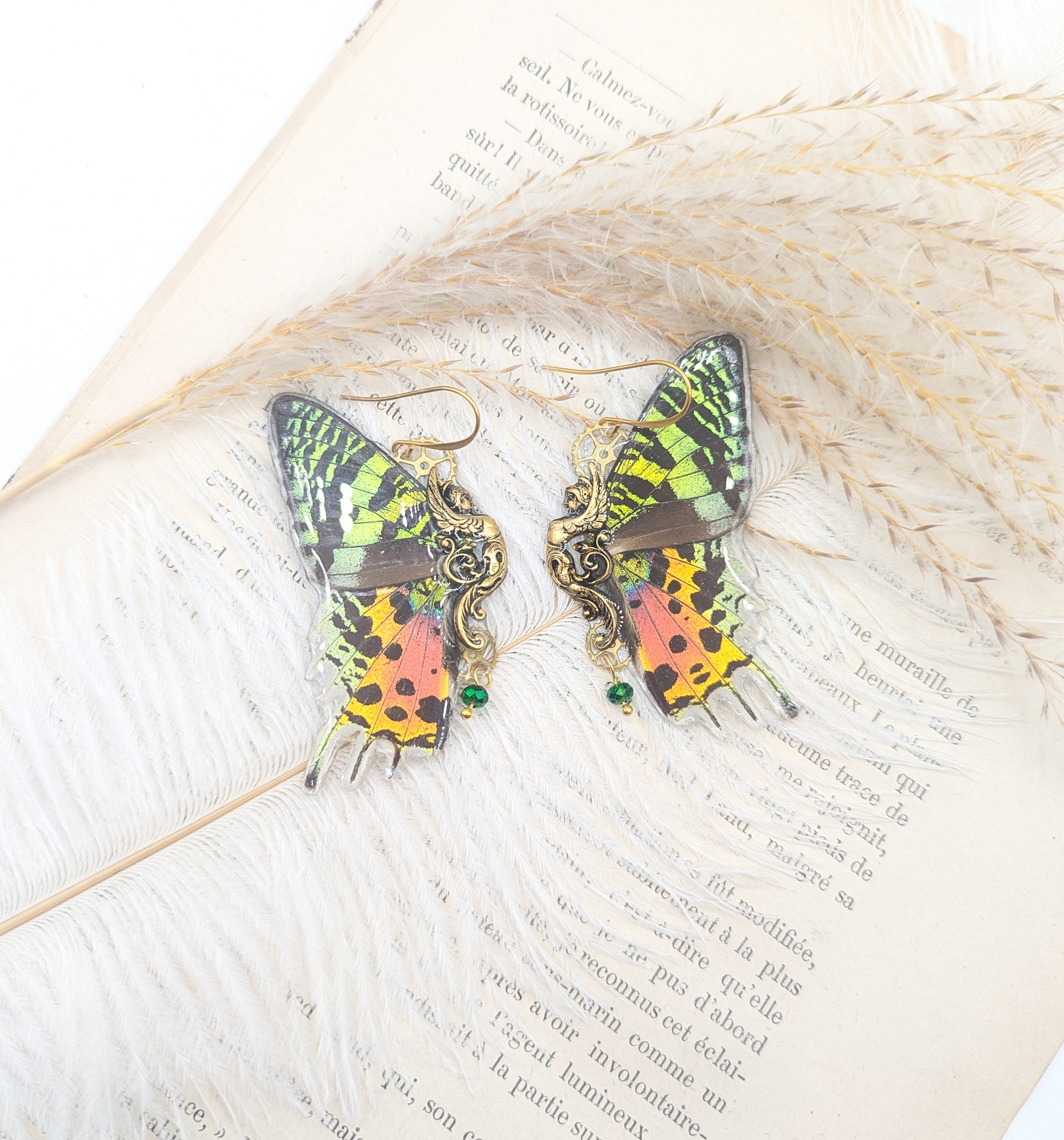 Boucles Sphynx Sunset Moth portées – véritables ailes de papillon bijou unique Victorian Rehab