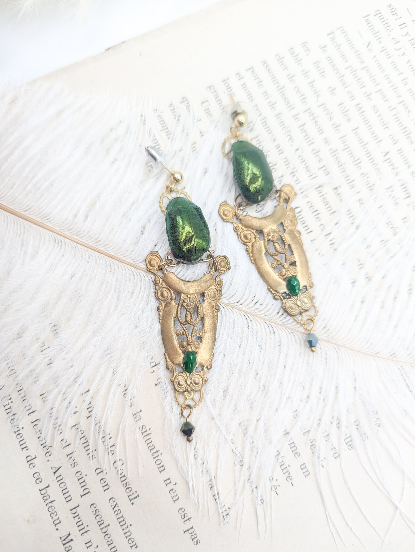 Boucles Osiris version argentée – véritable scarabée vert | Victorian Rehab
